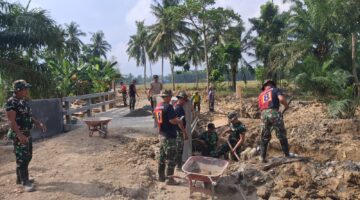 Peluh Bercucuran Dibawah Panasnya Terik Matahari,TNI Polri dan Warga Genjot Pembangunan Jembatan TMMD 128 Pasar Rawa