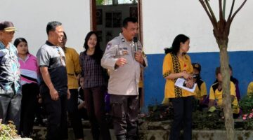 Bhabinkamtibmas Polsek Barus Jahe Hadiri Ibadah Siraman Rohani di SD Negeri 044849 Kubucolia