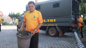 Jelang HUT Bhayangkara ke-80, Polres Karo Gelar Bakti Sosial Bersihkan TMP dan Rumah Ibadah