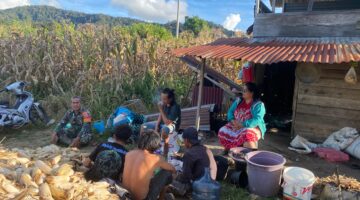 Babinsa Koramil 04/Tigalingga Komsos dengan Buruh Tani di Ladang Amos Sinaga
