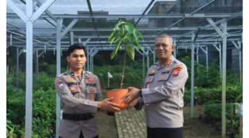 Kapolres Indragiri Hilir Bersama PJU Cek Bank Pohon dan Berikan Hadiah Pohon kepada Personel yang Berulang Tahun