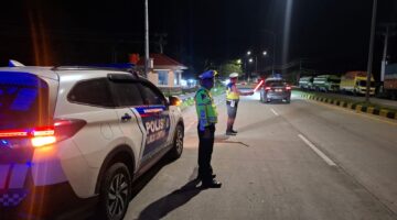 Satlantas Polres Batu Bara Lakukan Patroli Blue Light di Jalinsum Lima Puluh – Antisipasi Kemacetan Malam Hari dan Berikan Kenyamanan Masyarakat