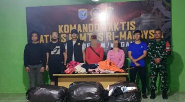 *Satgas Pamtas RI-Malaysia Yonarmed 19/Bogani Gagalkan Penyelundupan 7 Koli Ball Press Illegal di Jalur Tikus Entikong*