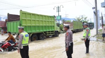 Polisi Bersama Masyarakat, Wakapolres Aceh Tenggara Tinjau Tanggul Jebol, Bantu Warga dan Dirikan Tenda Pengungsian